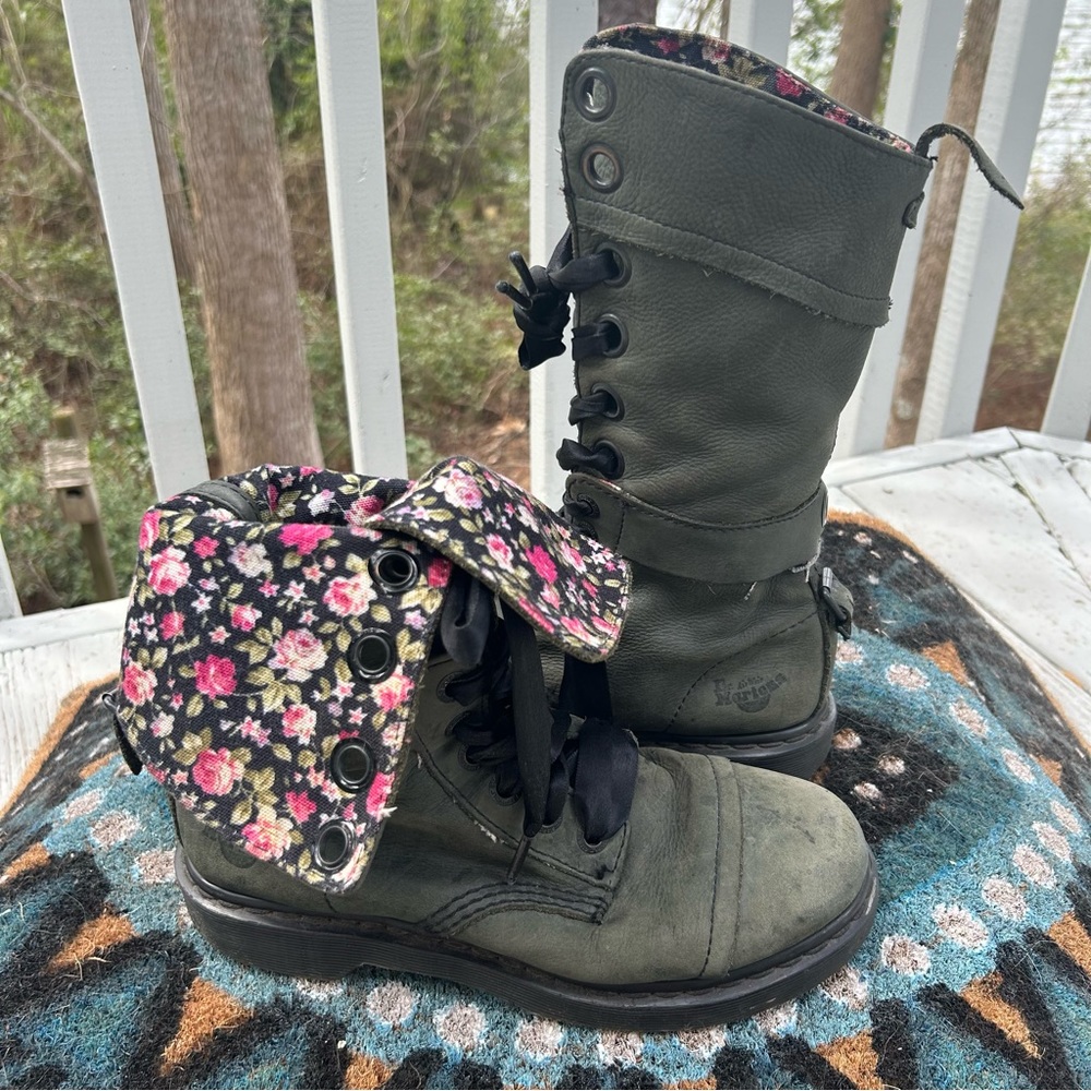 Dr. Marten’s Women’s Triumph 1914 Boot 12 Eye Lace Up Dark Green Floral US 8